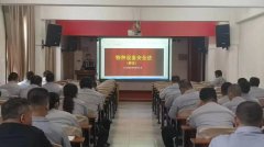 <b>铝制床头板取做旧金属边框相得益彰</b>